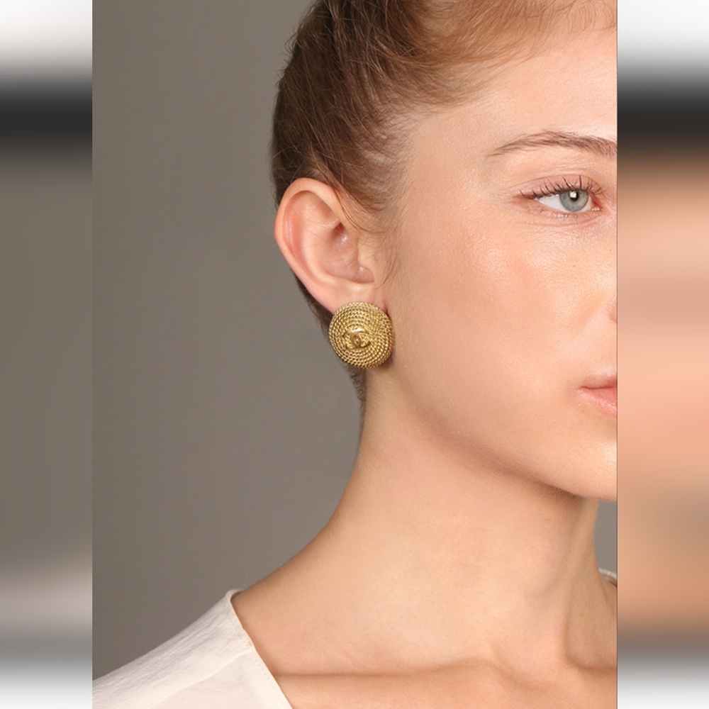 Authentic Chanel clip on earrings - Picture 10 of 16